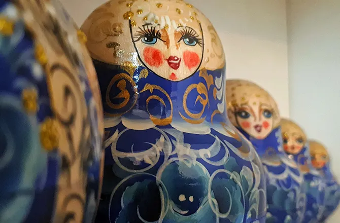 Marche des poupees matriochka russes