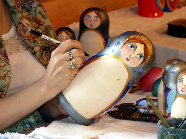 Artisanat russe traditionnel avec des matryoshkas et objets en bois peint